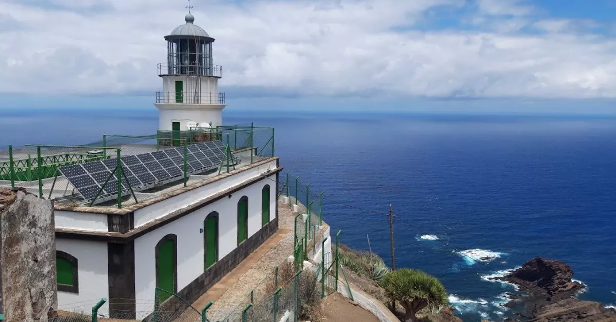 El Faro de Anaga se alza desde 1863 en las cumbres de Roque Bermejo, en Tenerife./ AH.