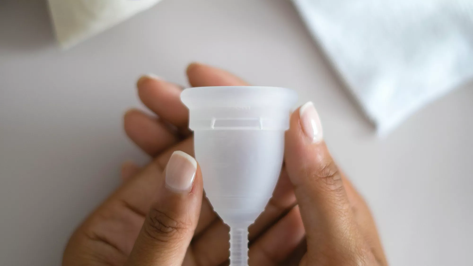 Imagen de una copa menstrual. / UNSPLASH - REBECA MANNING