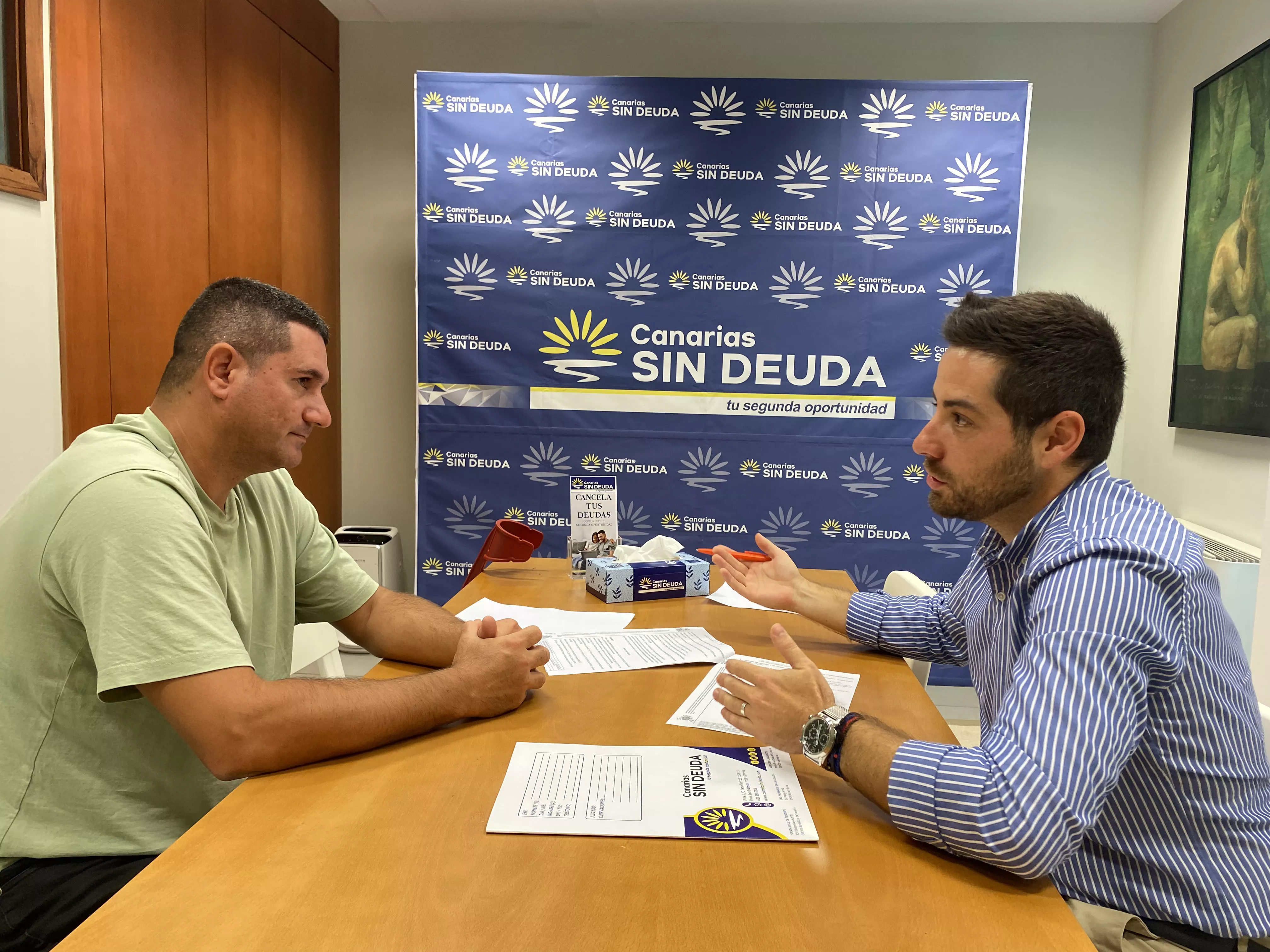 El abogado de Canarias Sin Deuda, Daniel Corredera, habla con Eleazar momentos antes de informarle sobre la cancelación de su deuda./