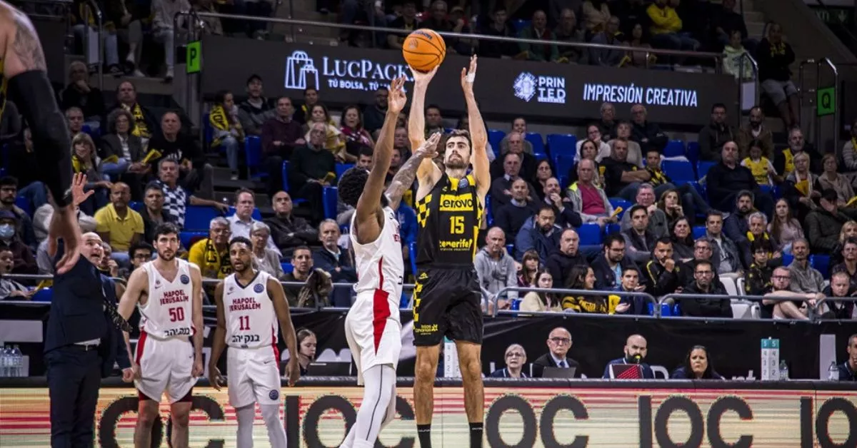 Joan Sastre aportó 22 puntos en el triunfo del Canarias ante Hapoel Jerusalén, solo superado por los 24 que anotó Marcelinho./ BCL.