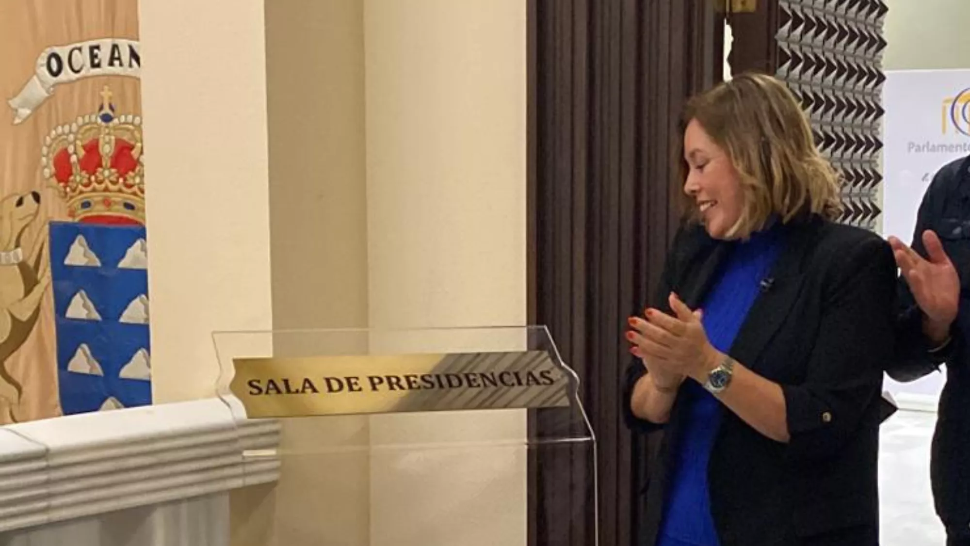 La presidenta del Parlamento de Canarias, Astrid Pérez, destapando uno de los nuevos letreros. / ATLÁNTICO HOY - ALBA MARICHAL