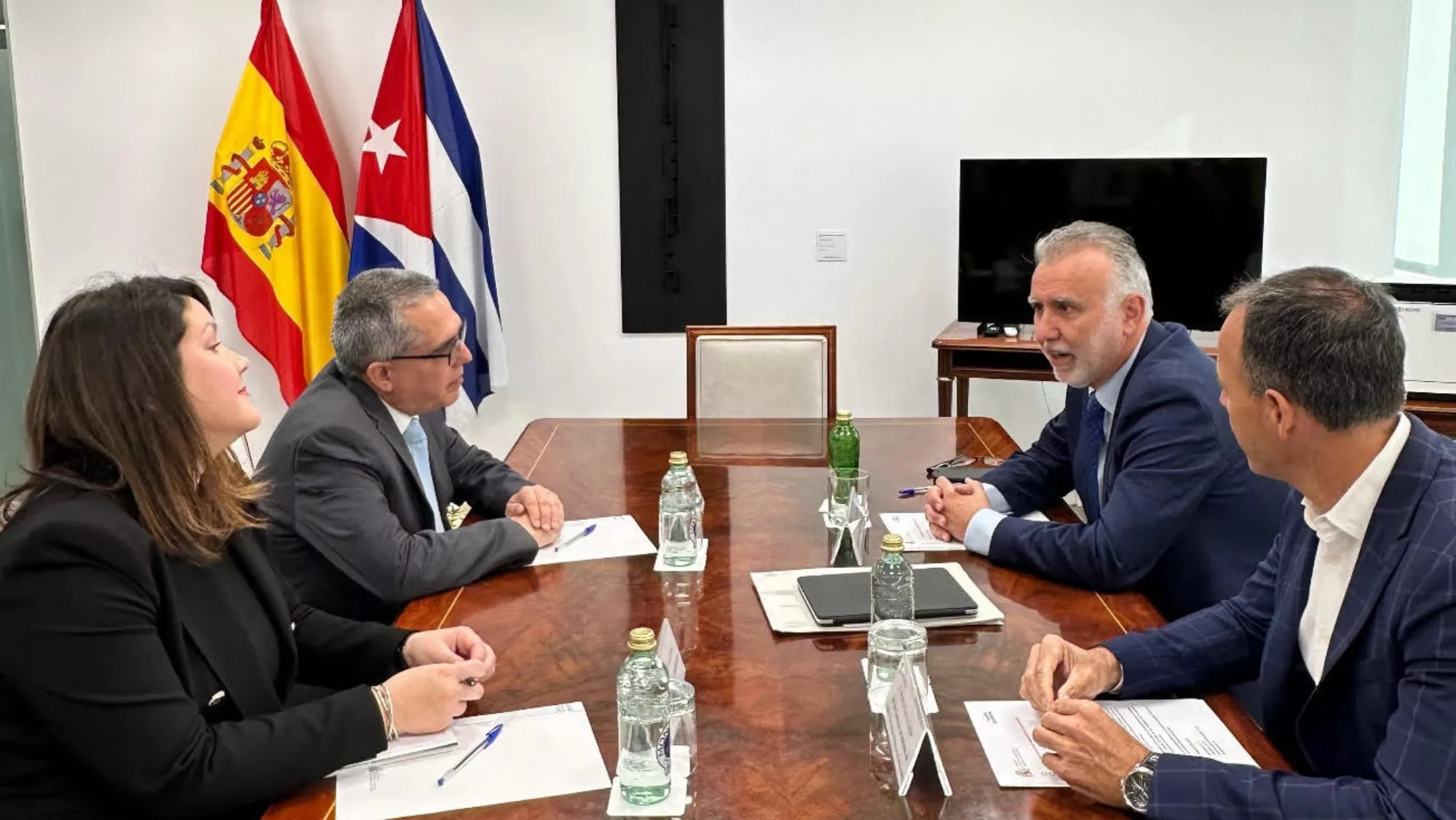 El ministro de Memoria Democrática, Ángel Víctor Torres, reunido con el embajadora de Cuba, Marcelino Medina / GOBIERNO DE ESPAÑA 