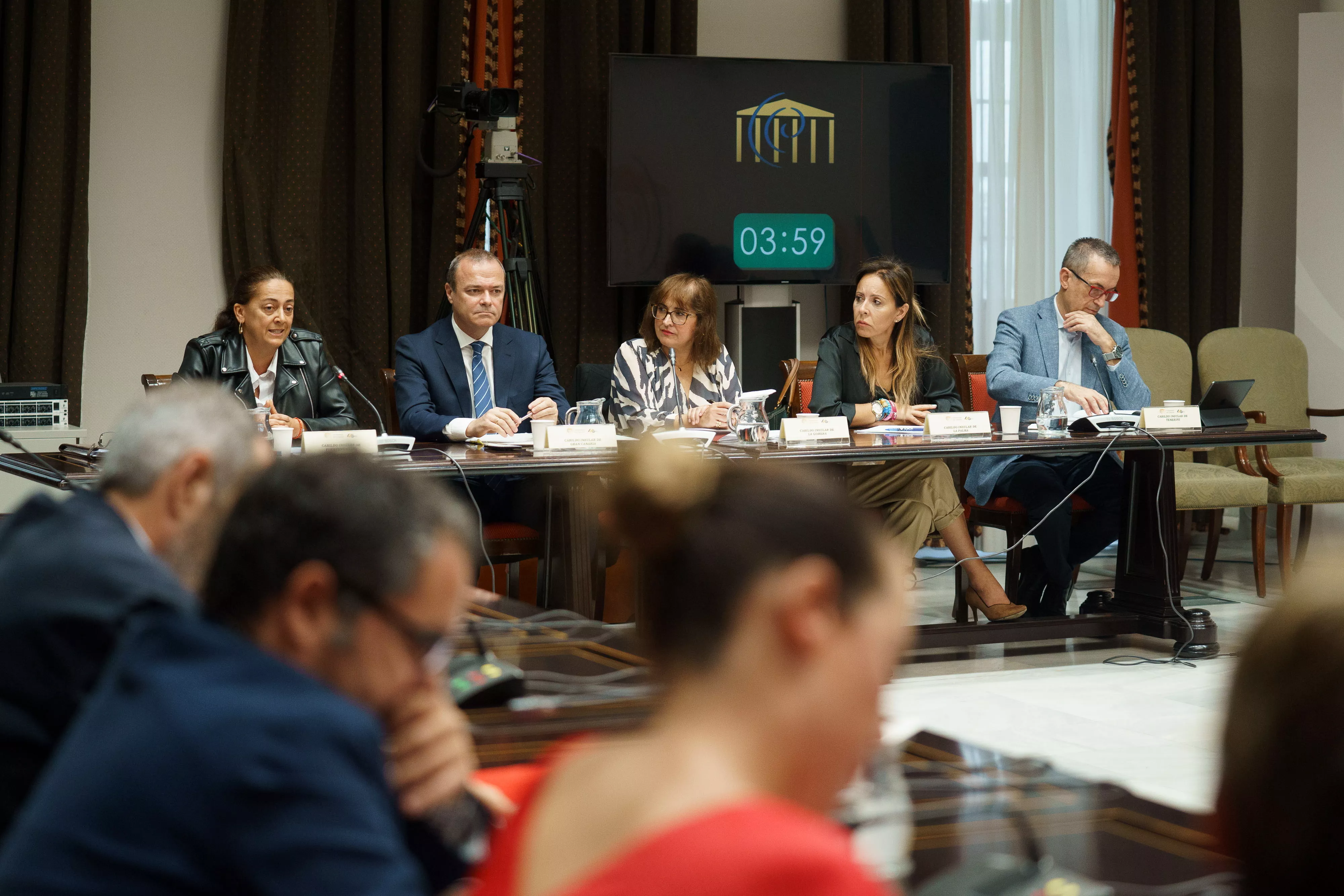 De izquierda a derecha los representantes de los cabildos de Fuerteventura, Gran Canaria, La Gomera, La Palma y Tenerife. / RAMÓN DE LA ROCHA-EFE