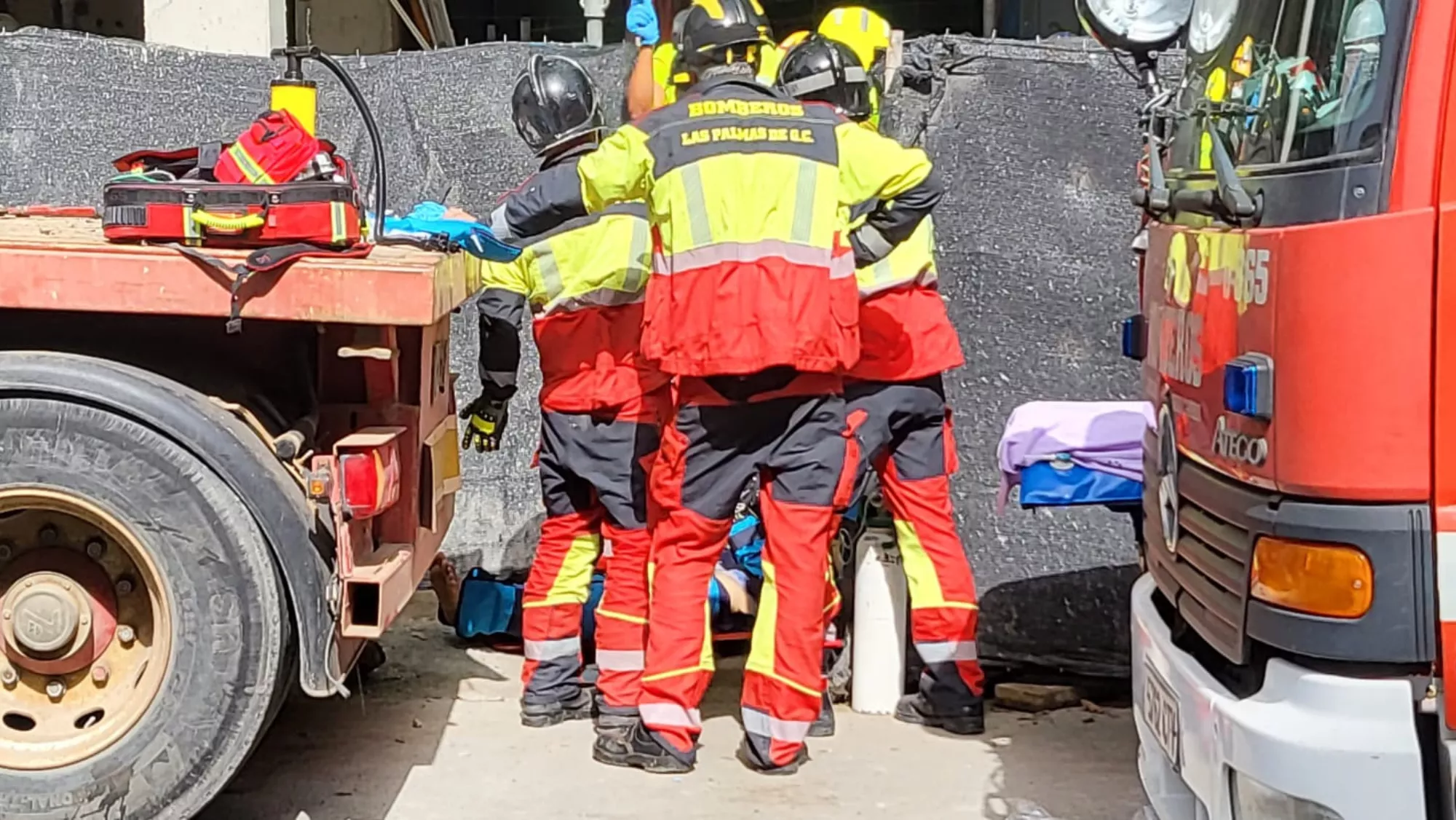 Bomberos realizando un rescate en una obra de construcción distinto al mencionado en la noticia / ATLÁNTICO HOY