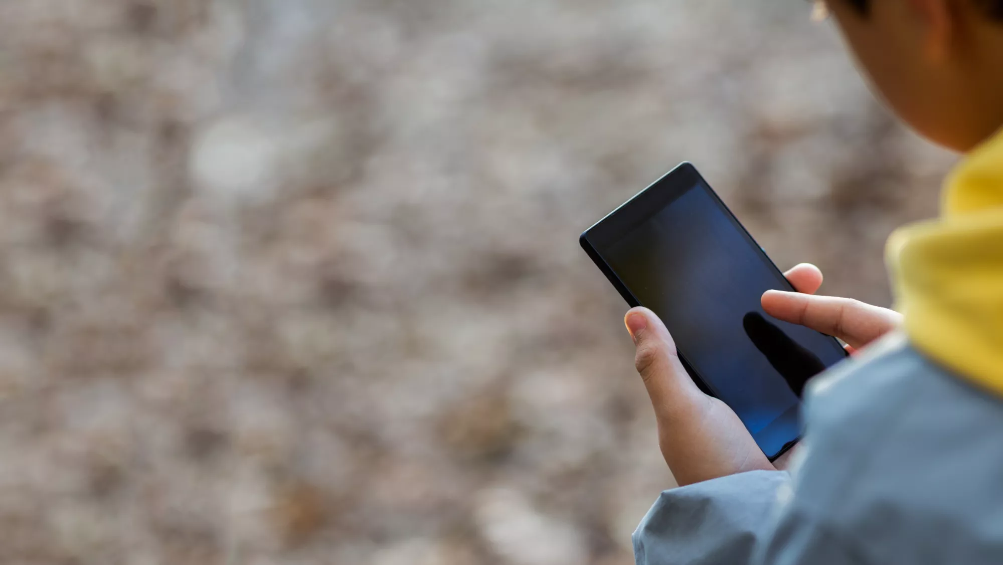 Un adolescente usando móvil.  / ARCHIVO