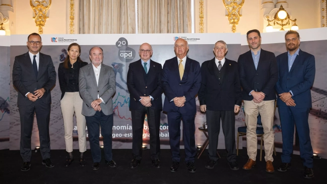 De izquierda a derecha: Francisco Javier Torres, director de zona de Canarias de la Asociación para el Progreso de la Dirección (APD); María Ángeles Benítez, directora de Recursos Humanos de Vidrieras Canarias; Juan Miguel Sanjuán, CEO del Grupo Satocan; Aldo Olcese, intelectual de la economía, financiero y empresario; Alberto Cabré, presidente de la FULP; Francisco Rubio, vicepresidente de la FULP y presidente de la Fundación Canarias Living Lab; Eduardo Martell Hernández, hijo de Lizardo Martell Cárdenes y en representación de Keli Inversiones; y Kabir Vaswani, secretario del Ilustre Colegio de Abogados de Las Palmas.