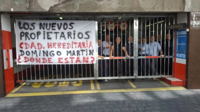 Pancarta con los nuevos propietarios / CEDIDA Pancarta con los nuevos propietarios / CEDIDA