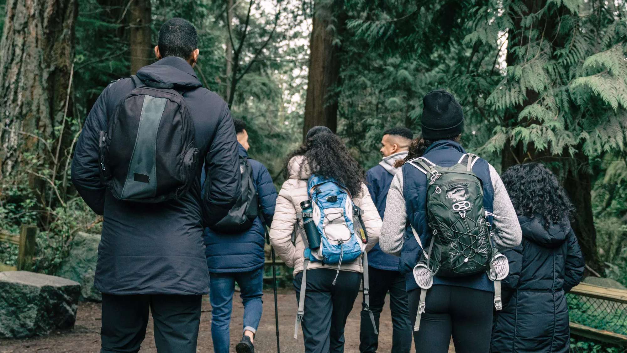 Imagen de un grupo de amigos en un sendero en Semana Santa / AH