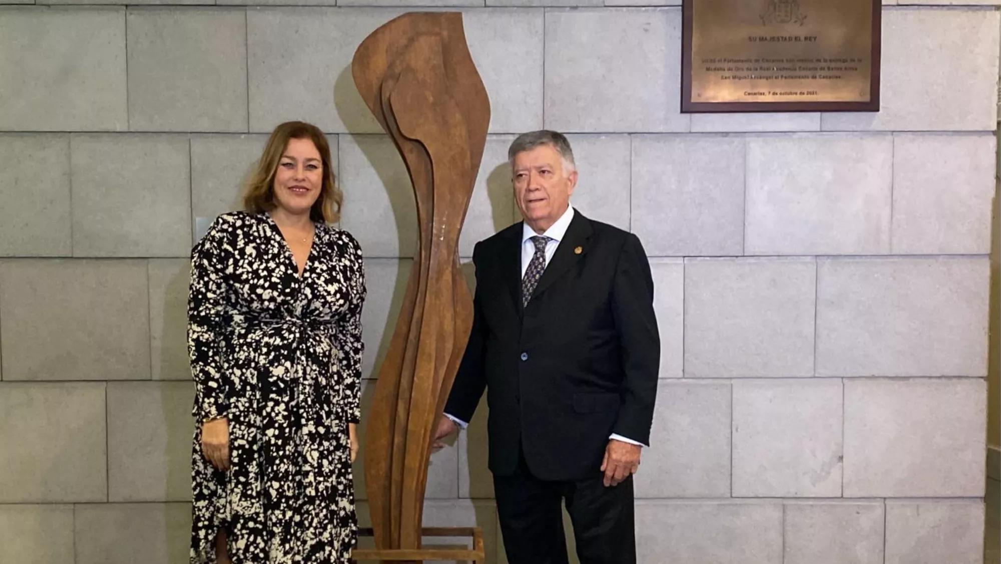 Astrid Pérez y Máximo Riol en el descubrimiento de la escultura en honor a Clara Campoamor. / ALBA MARICHAL - ATLANTICO HOY