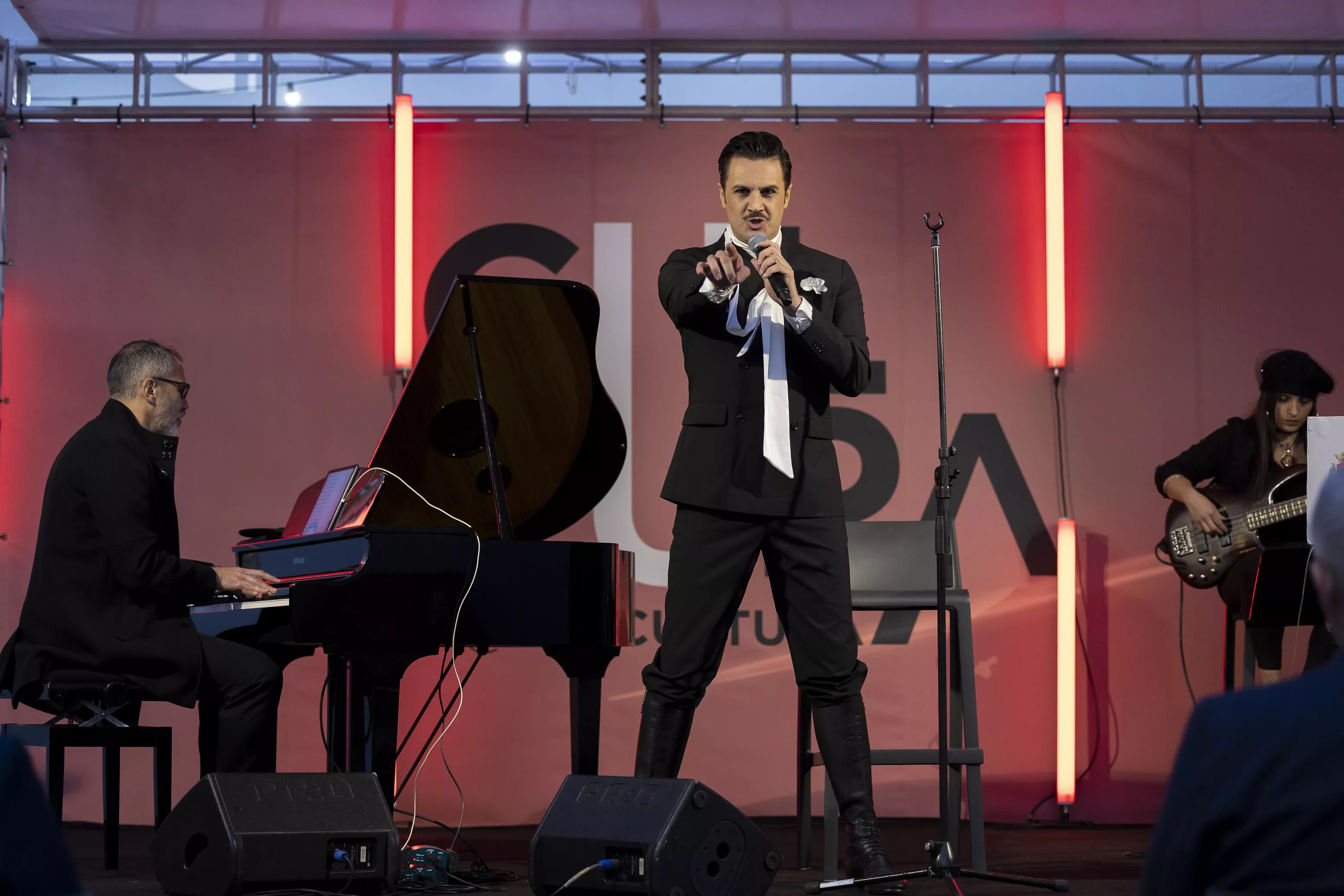 Actuación de Guante Blanco en el IV Premio Internacional de Novela de Misterio / Quique Curbelo LpA