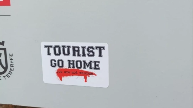 Una pegatina en una señal de Tenerife / ATLÁNTICO HOY