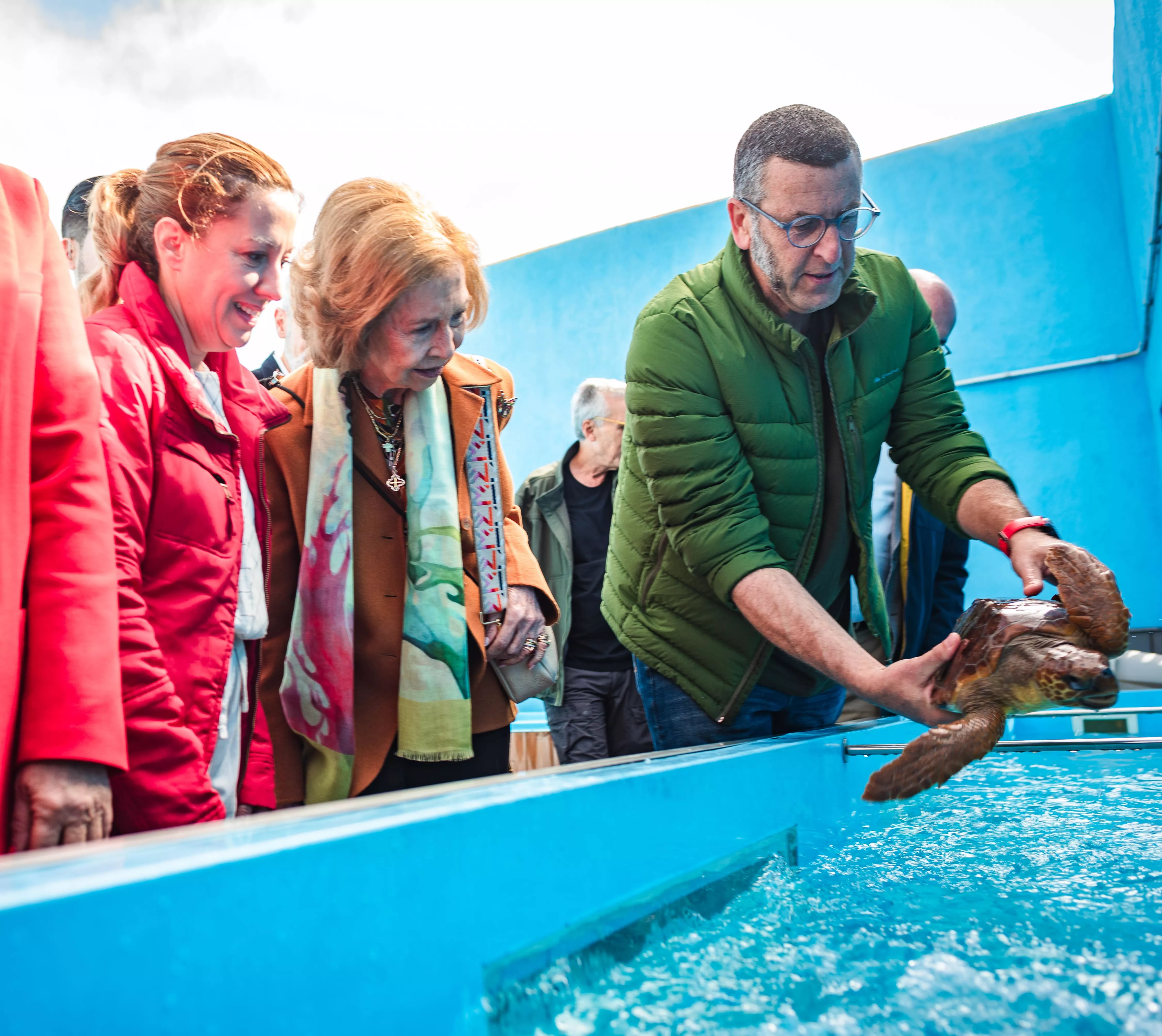 Visita de la reina Sofía al Centro de Recuperación de Fauna Silvestre ‘La Tahonilla’. / AH