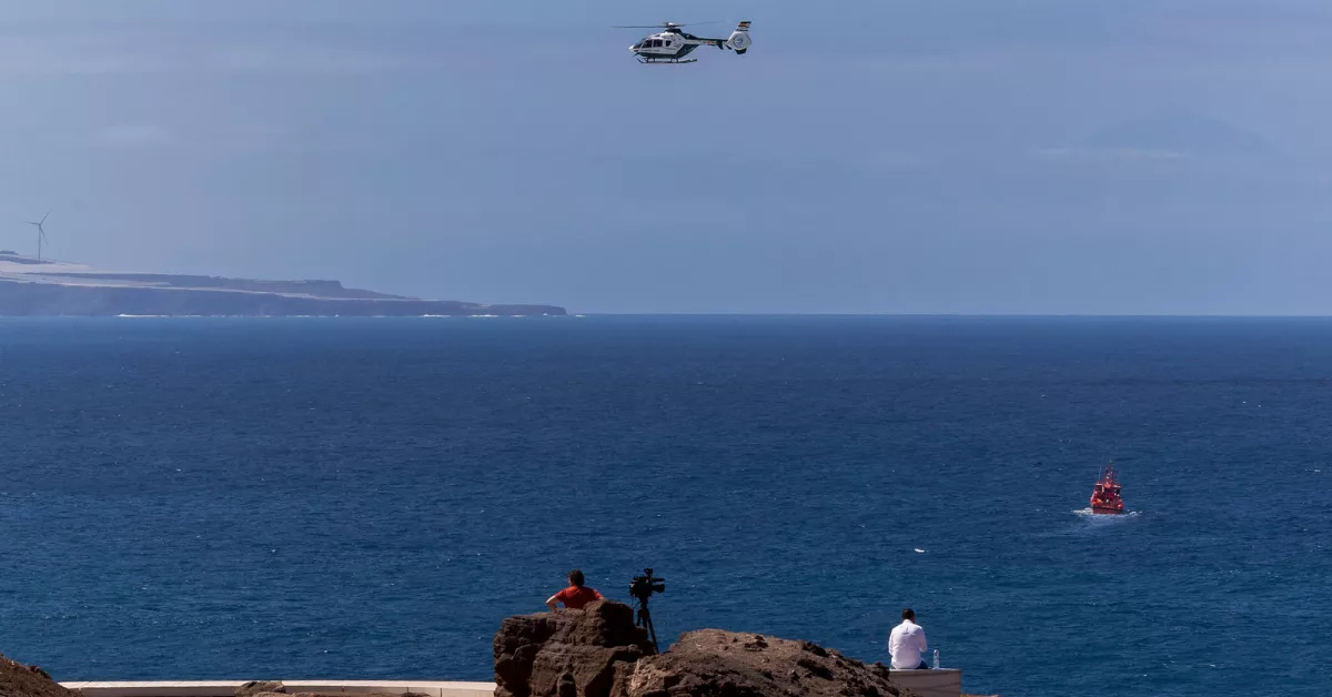 El dispositivo de emergencia no localiza a los dos jóvenes desaparecidos en El Confital. / QUIQUE CURBELO-EFE