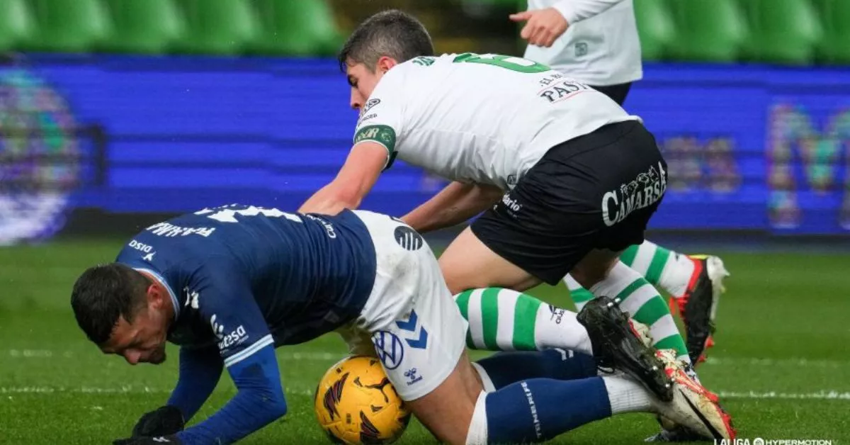 El Tenerife desconectó a partir del minuto 74 y encajó tres goles que sirvieron al Racing para sellar su remontada con holgura./ LALIGA.