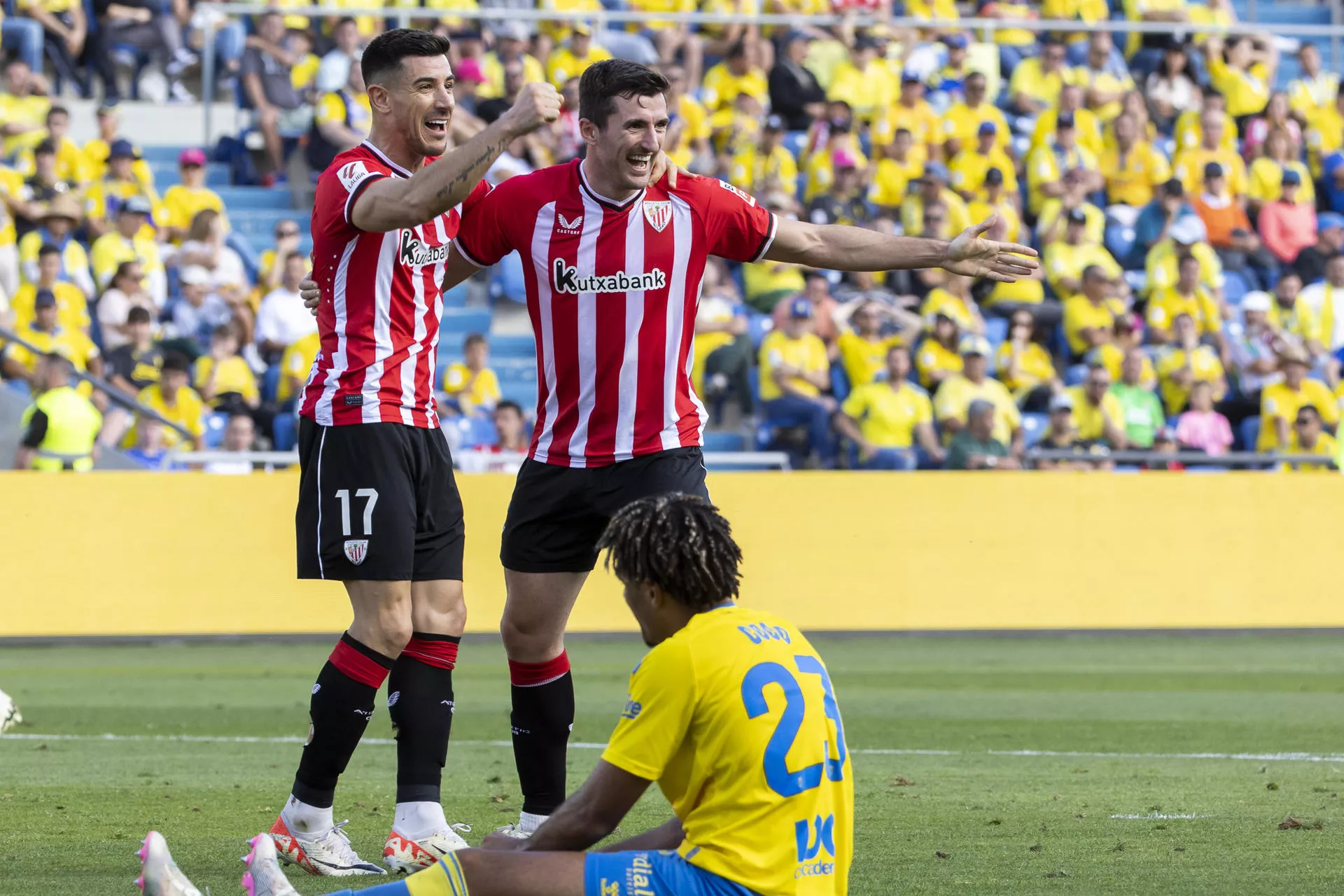 Los jugadores del Athletic celebran el gol en propia puerta anotado por el defensa central de la UD Las Palmas Saúl Coco./ EFE - QUIQUE CURBELO