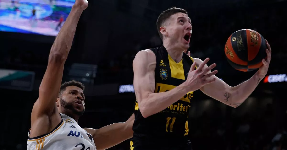 Kyle Guy penetra ante la defensa de Tavares en la victoria del Real Madrid por 80-78 frente al CB Canarias./ EFE.