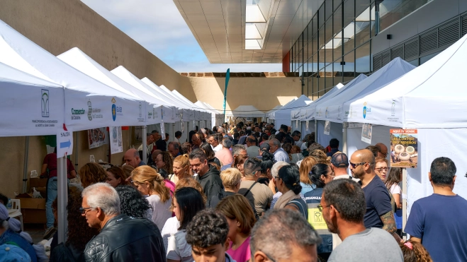 Panorámica de uno de los pasillos de la Feria Europea del Queso de Guía. / AH