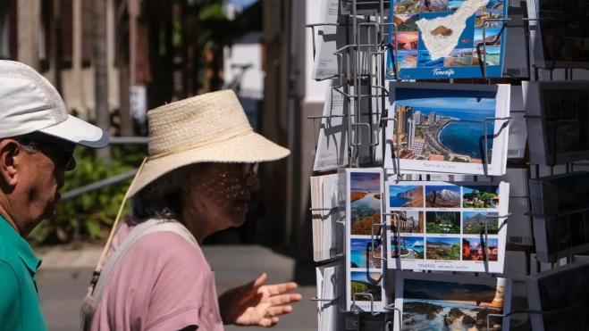 En la imagen, turistas en miran unos suvenirs en Tenerife / EFE - ALBERTO VALDÉS