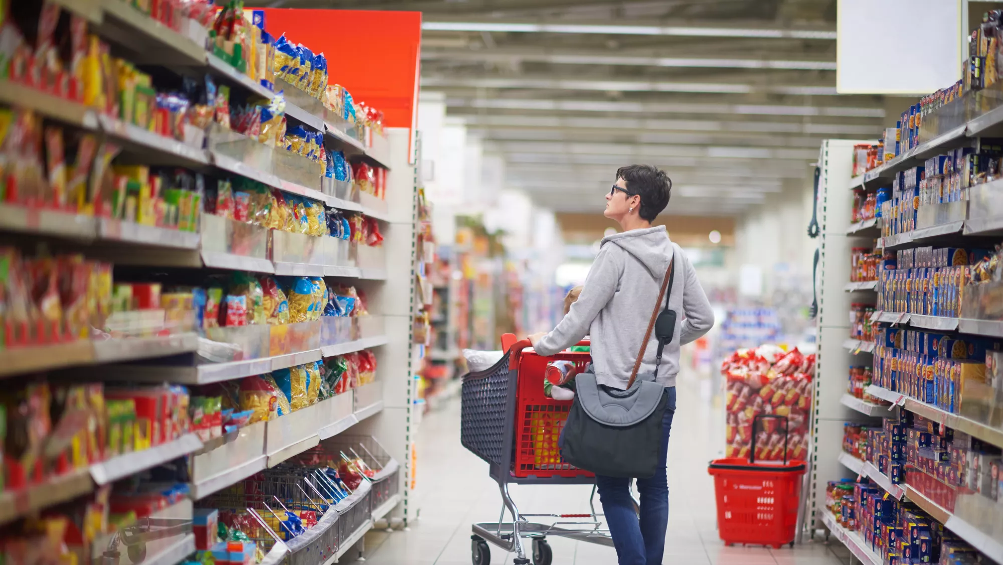 El 43% de los hogares canarios pierde poder adquisitivo. En la imagen, una persona busca un producto canario en el supermercado. / AH