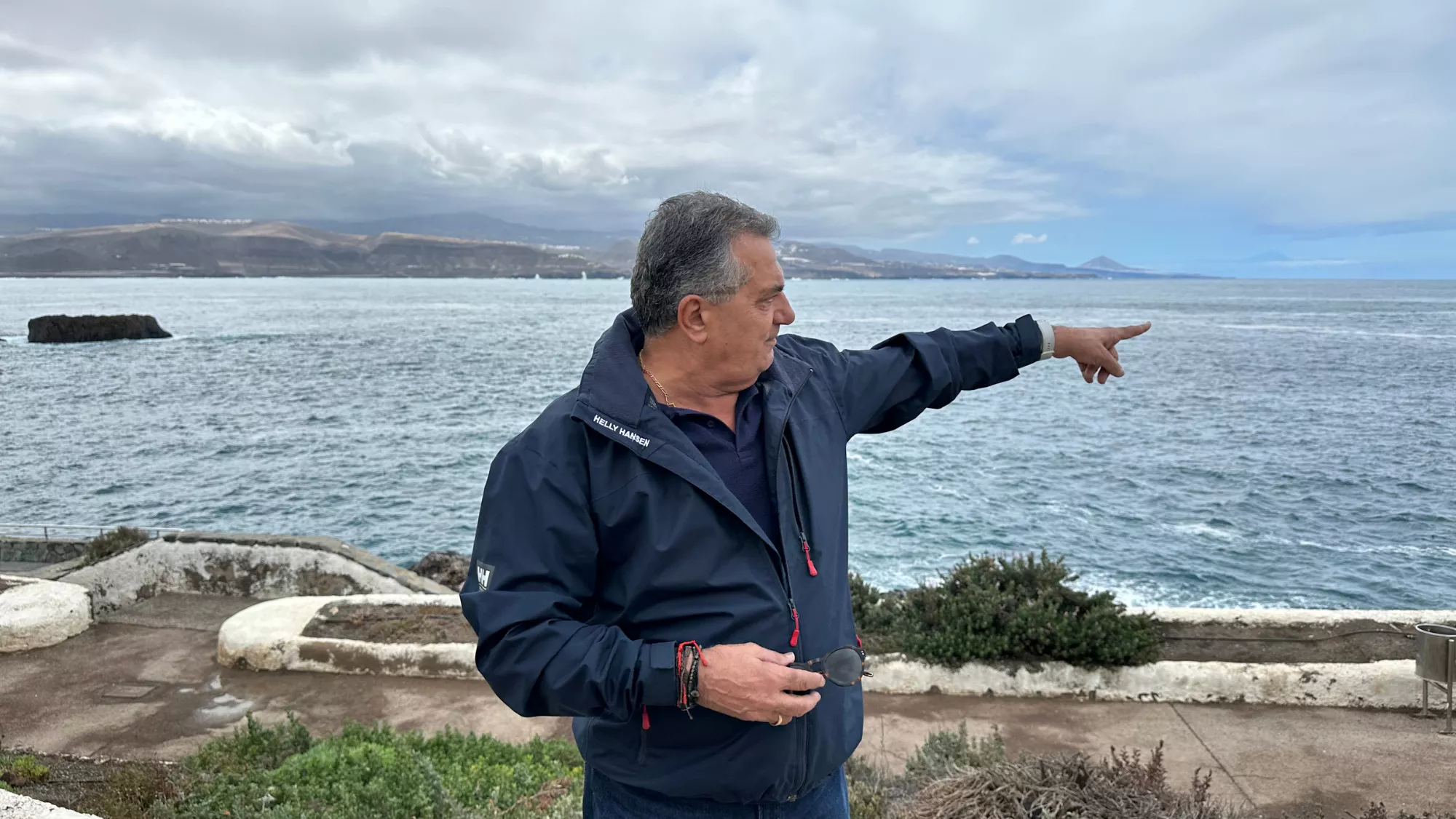 Juan Machín, exjefe del GEAS en la Guardia Civil, en El Confital / ATLÁNTICO HOY - MARCOS MORENO