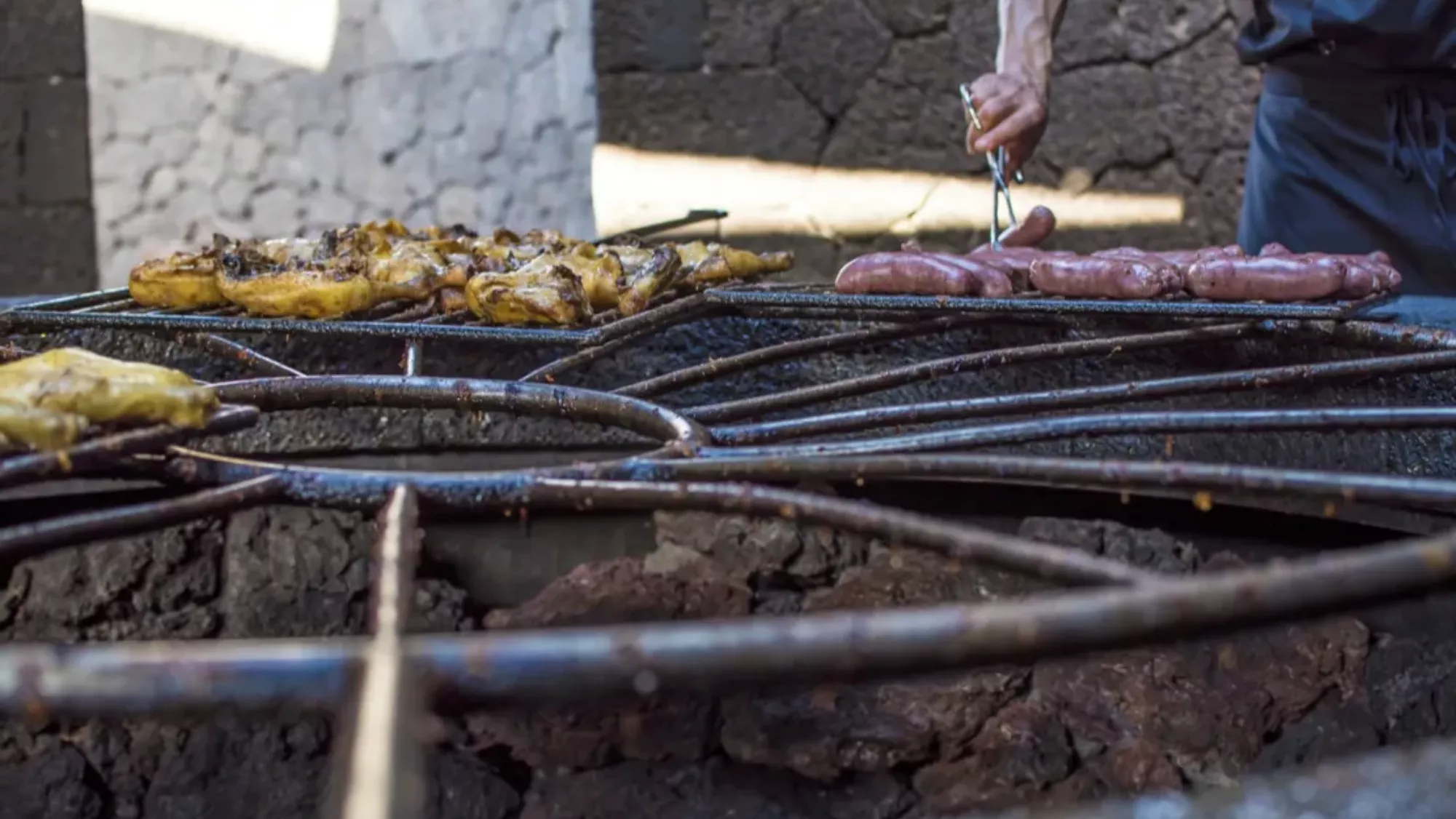 Imagen de la parrilla del Restaurante El Diablo, que cocina con el calor volcánico / TURISMO LANZAROTE