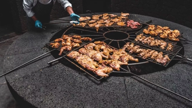 Imagen de la parrilla del Restaurante El Diablo, que cocina con el calor volcánico / TURISMO LANZAROTE