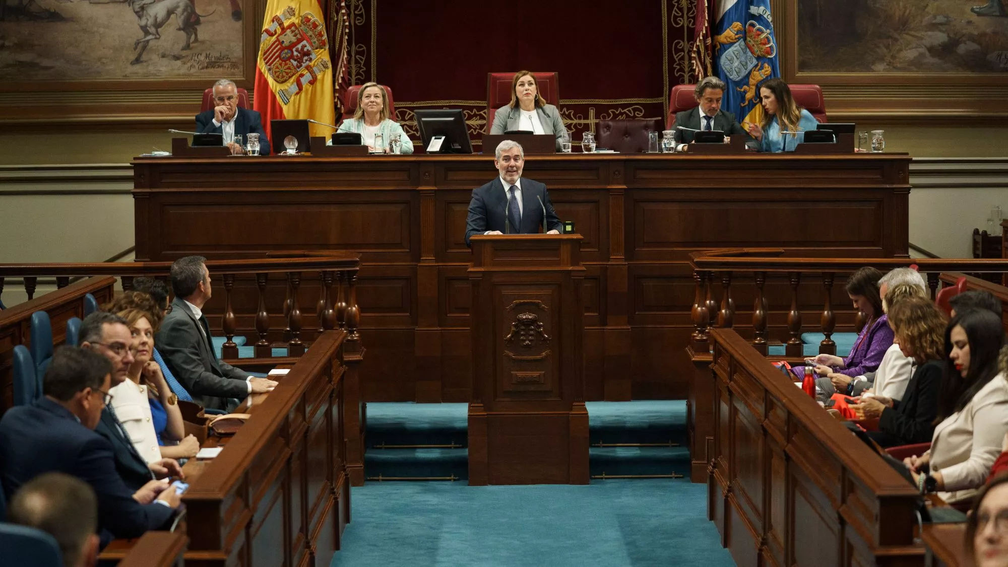 El Parlamento de Canarias con el presidente del Gobienro en el atril / RAMON DE LA ROCHA El Parlamento de Canarias con el presidente del Gobienro en el atril / RAMON DE LA ROCHA