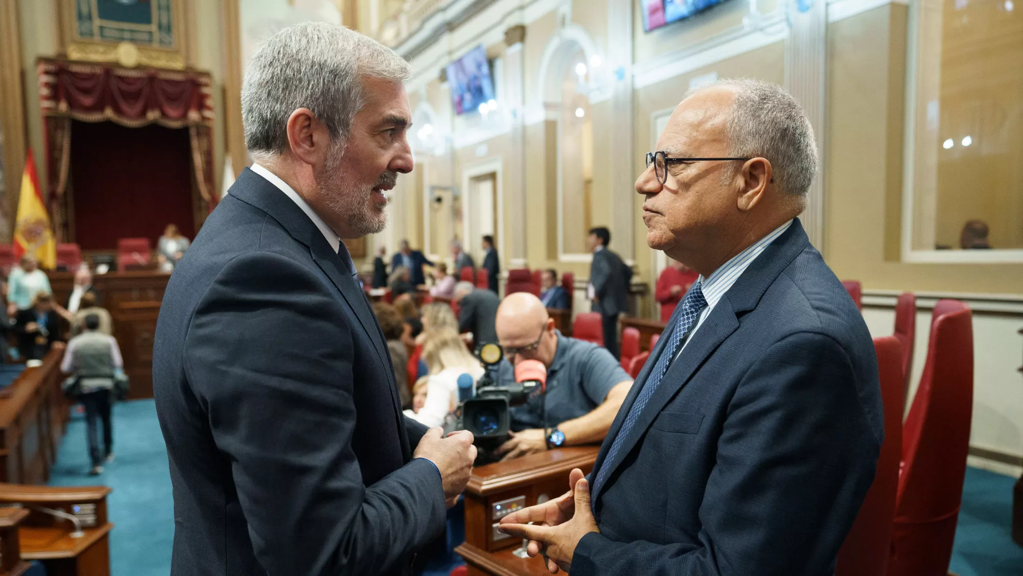 Fernando Clavijo y Casimiro Curbelo hablando durante el debate del estado de la nacionalidad canaria / EFE - RAMÓN DE LA ROCHA