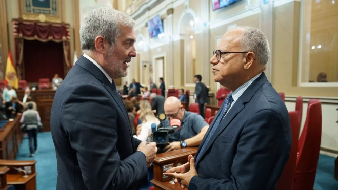 Fernando Clavijo y Casimiro Curbelo hablando durante el debate del estado de la nacionalidad canaria / EFE - RAMÓN DE LA ROCHA