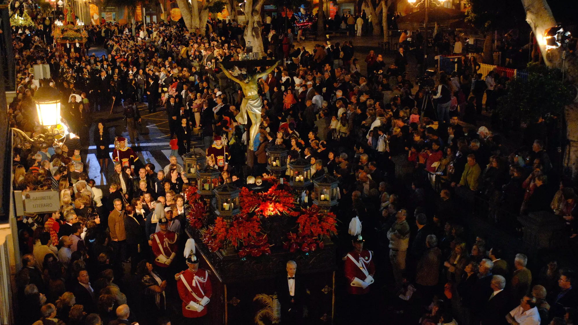 Una procesión de Semana Santa en las calles de Vegueta. / TONY HERNÁNDEZ - PROMOCIÓN LAS PALMAS