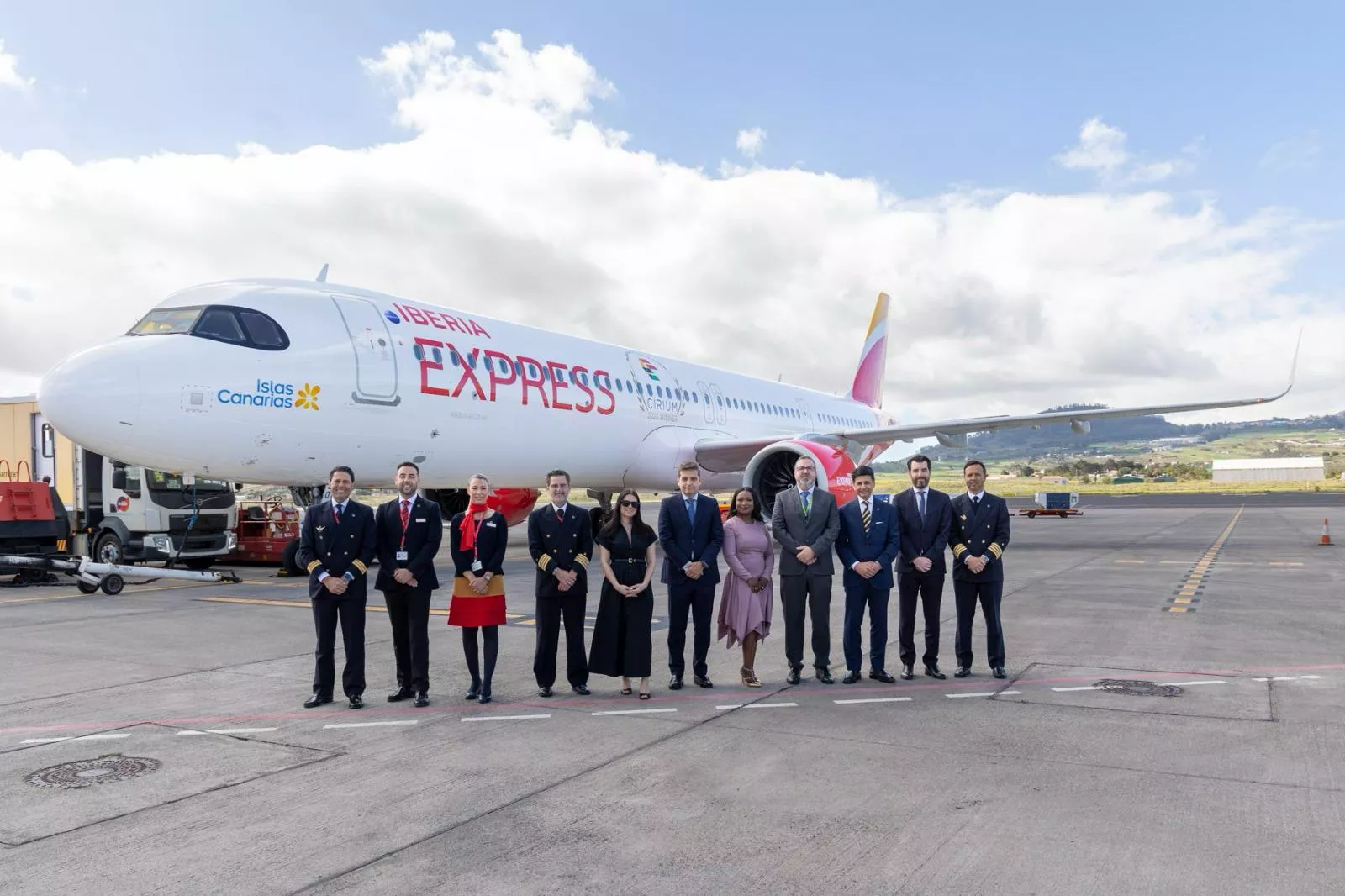 Directivos de Iberia Express e Iberia junto con el CMO de Cirium posan ante el avión 'Islas Canarias' en Tenerife Norte para celebrar el premio a la aerolínea más puntual de Europa./ CEDIDA
