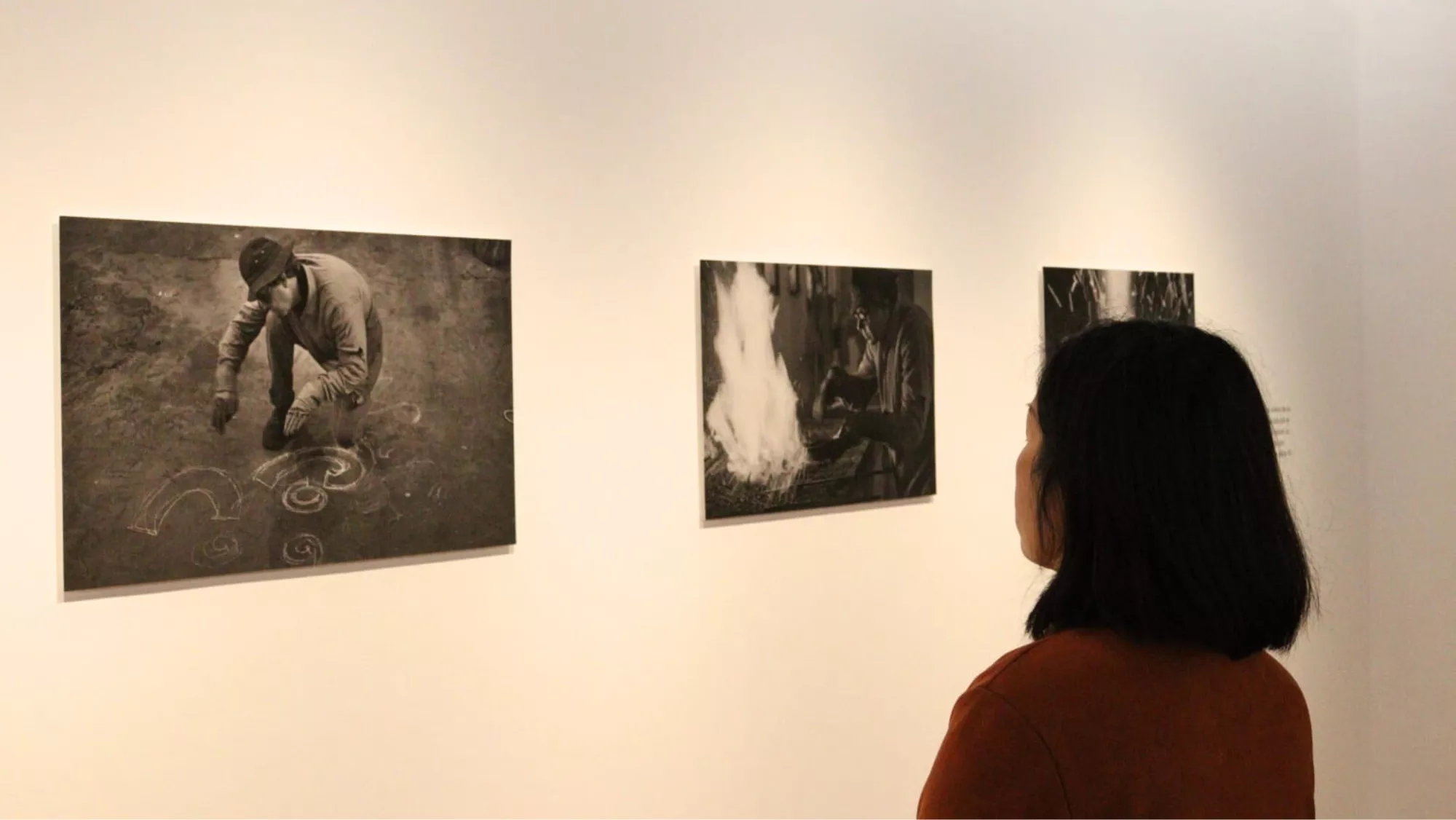 Una mujer en la exposición 'El hierro sentido. Homenaje a Martín Chirino', artista de Canarias. / AINOHA CRUZ -ATLÁNTICO HOY Una mujer en la exposición 'El hierro sentido. Homenaje a Martín Chirino', artista de Canarias. / AINOHA CRUZ -ATLÁNTICO HOY