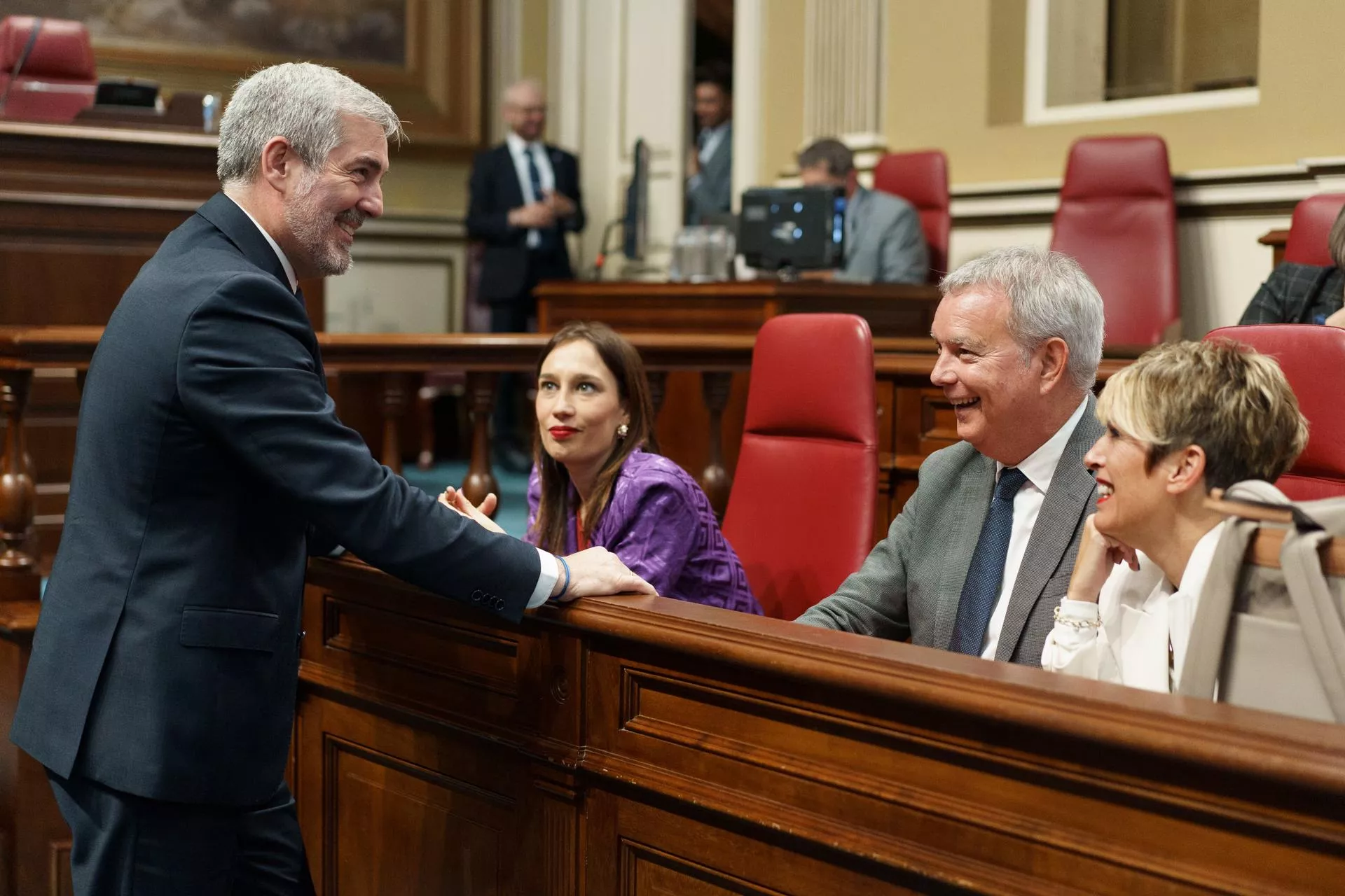 El presidente de Canarias, Fernando Clavijo, charla los socialistas Chano Franquis, Nira Fierro y Elena Máñez./ EFE - RAMÓN DE LA ROCHA