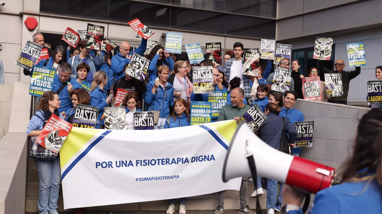Los fisioterapeutas manifestándose junto al Parlamento de Canarias. / CEDIDA