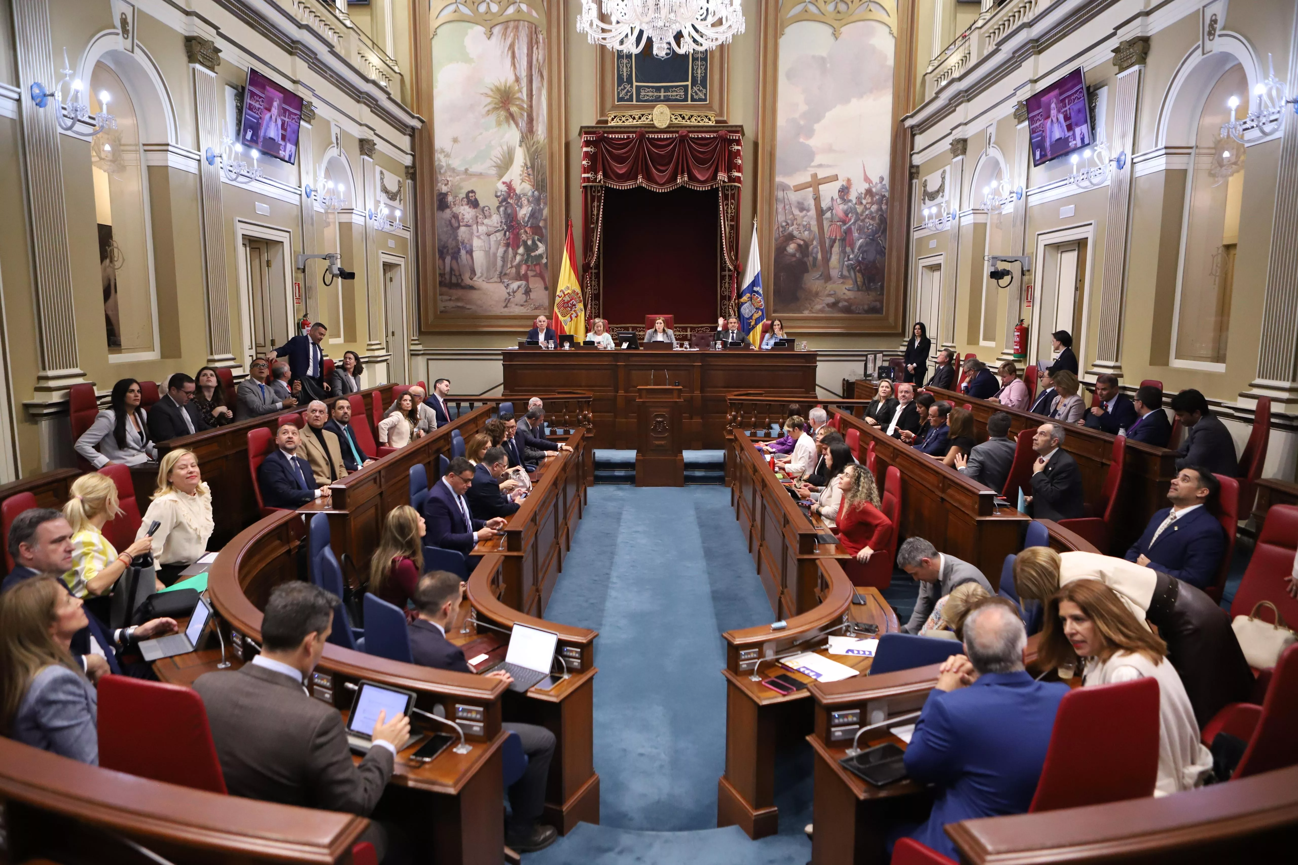 Imagen general del salón de plenos del Parlamento antes del inicio del Debate General sobre el Estado de la Nacionalidad Canaria con el discurso de Fernando Clavijo. / PARCAN
