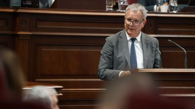 Sebastián Franquis, portavoz del PSOE, se dirige al Gobierno de Canarias. / RAMÓN DE LA ROCHA-EFE