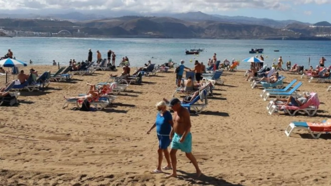 Turistas paseando por la playa de Las Canteras en Gran Canaria / EFE