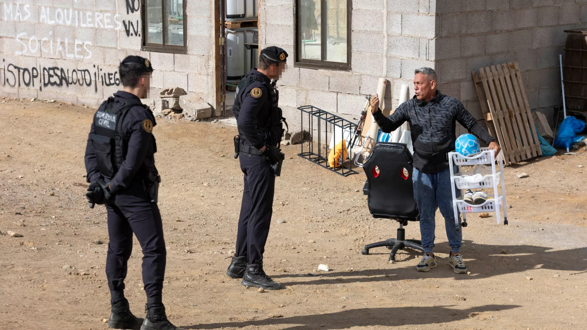 Una de las personas desahuciadas en Canarias en los últimos años. Imagen de Arona (Tenerife) / EFE