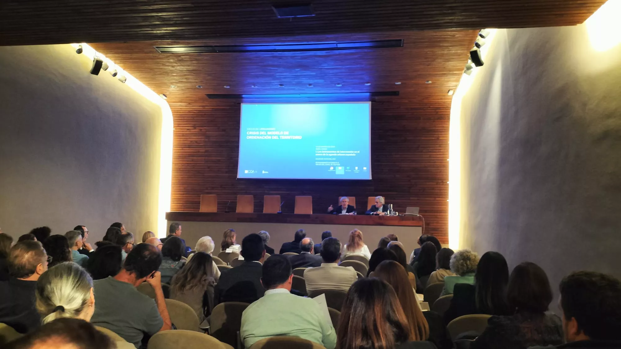 Ponencia del catedrático en Derecho Administrativo José María Baño León en el Colegio Oficial de Arquitectos de Tenerife, La Gomera y El Hierro./ AH