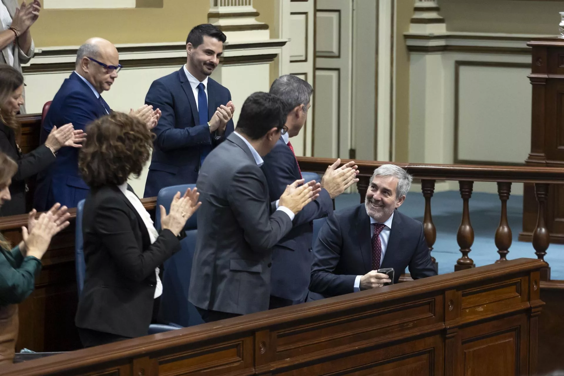 El presidente de Canarias, Fernando Clavijo, es aplaudido tras finalizar su intervención en el debate./ EFE - MIGUEL BARRETO