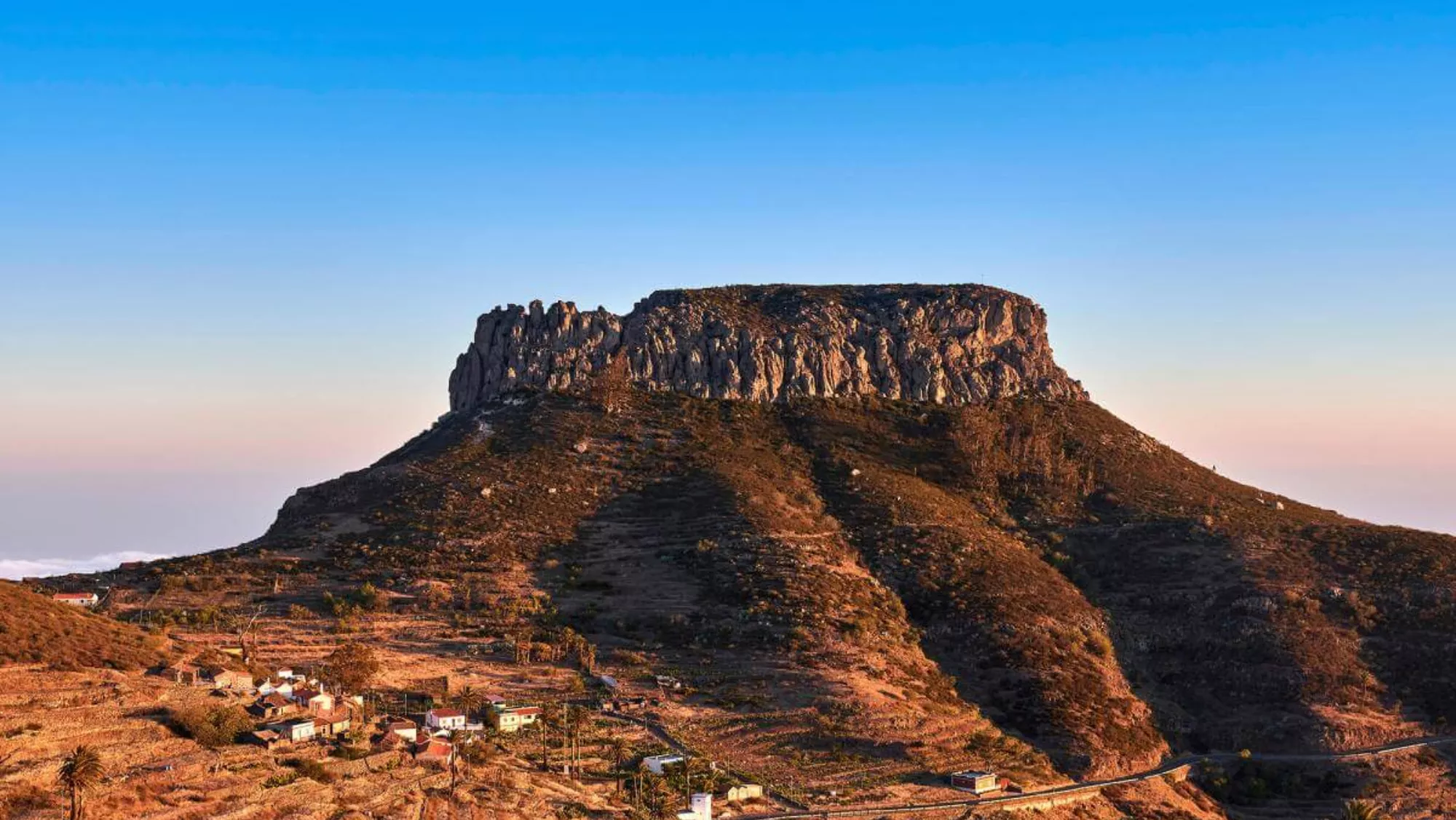 La Fortaleza de Chipude, una de las formaciones rocosas más emblemáticas de La Gomera, donde no se han registrado erupciones volcánicas en un millón de años. / HOLA ISLAS CANARIAS.