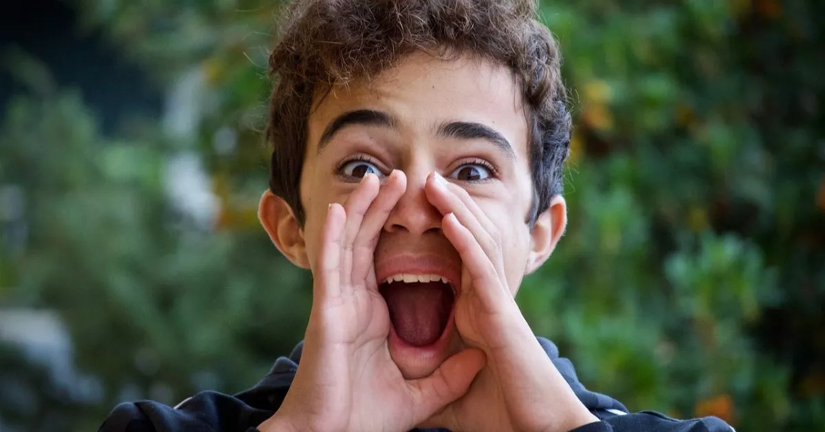 Imagen de archivo de un niño gritando / Canva