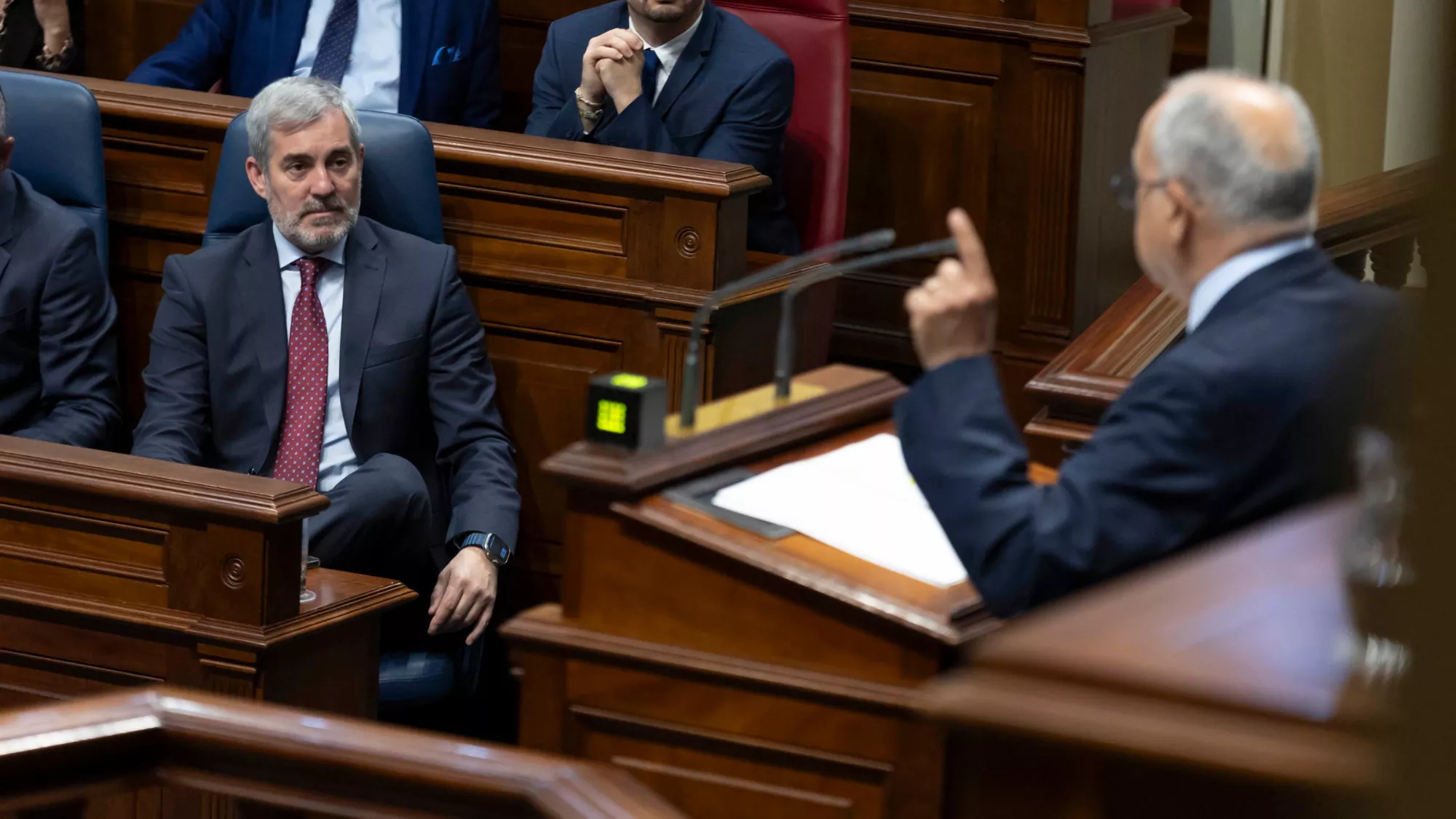 El portavoz del grupo de la Agrupación Socialista Gomera, Casimiro Curbelo, interviene en el debate sobre el estado de la nacionalidad / EFE - MIGUEL BARRETO