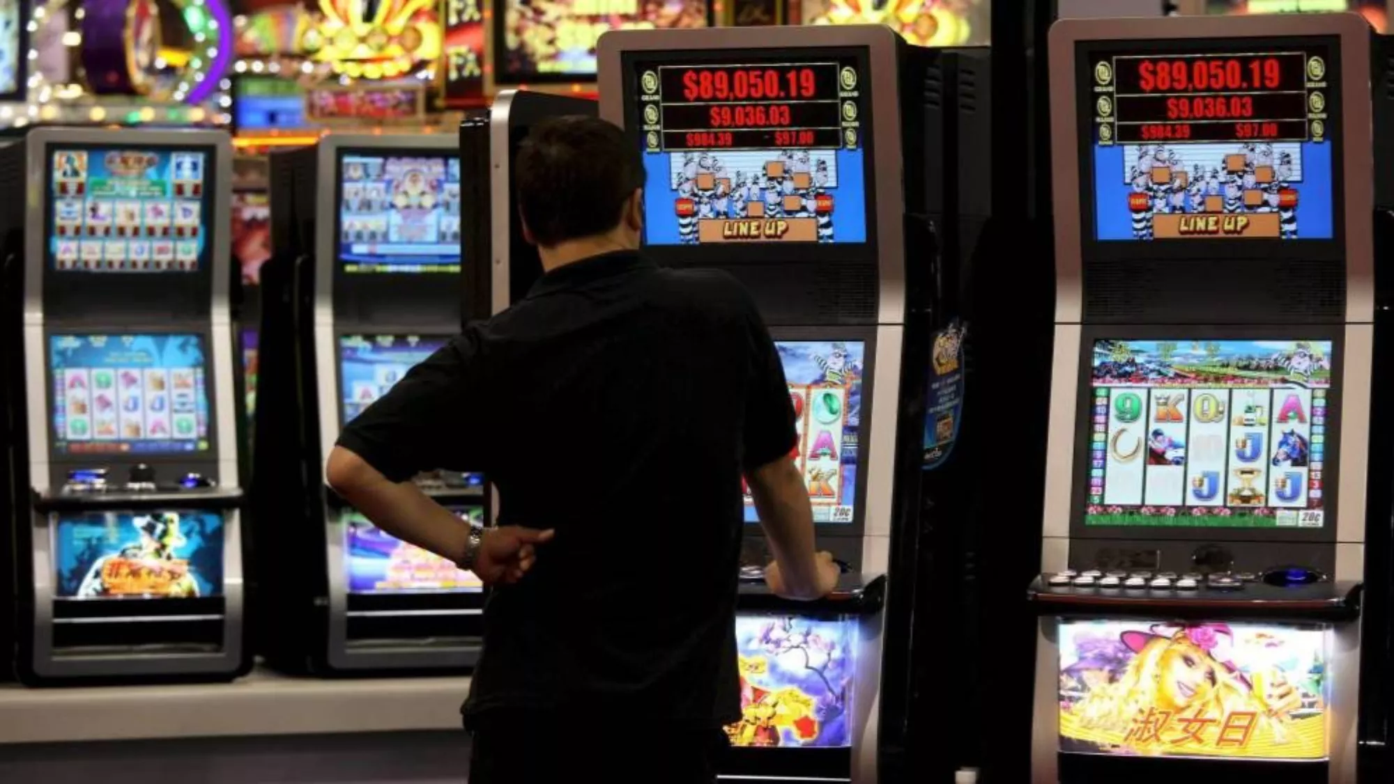 Un hombre frente a unas máquinas de juego / EFE