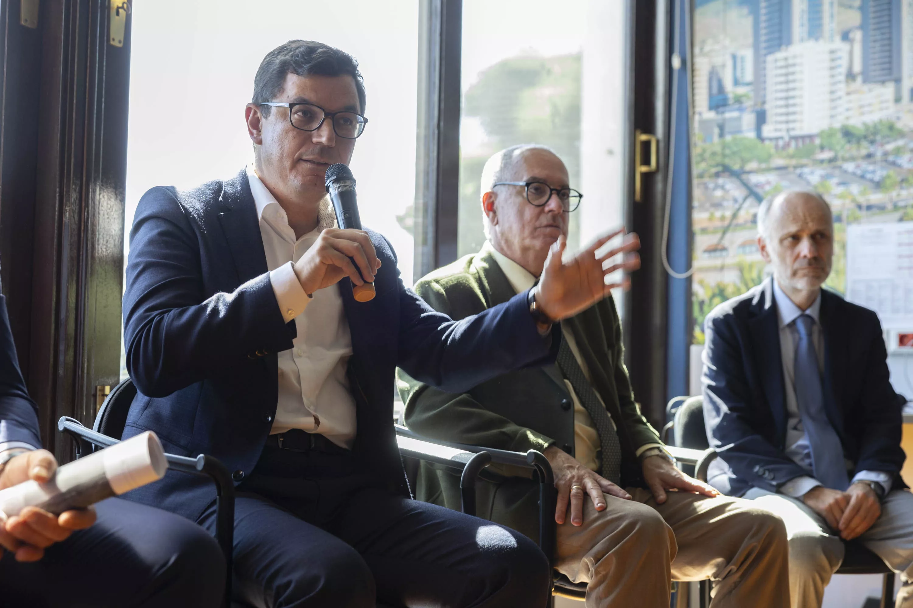 El consejero de Obras Públicas, Vivienda y Movilidad del Gobierno de Canarias, Pablo Rodríguez, y el presidente de Fepeco, Óscar Izquierdo / EFE / MIGUEL BARRETO