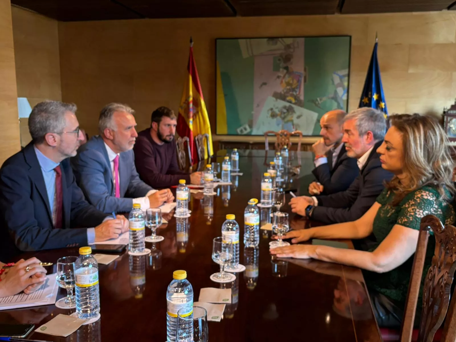 Representantes del Ministerio de Política Territorial y Memoria Democrática, con su ministro Ángel Víctor Torres al frente, reunidos con representantes del Gobierno de Canarias liderados por su presidente, Fernando Clavijo / CEDIDA