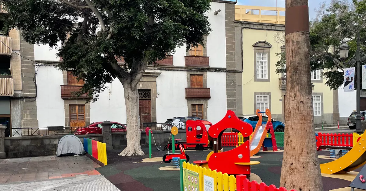 Acampada junto al parque infantil de la Alameda de Colón