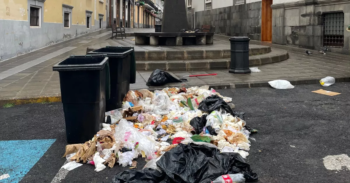 Basura esparcida en la calle Malteses del barrio de Triana. / AH