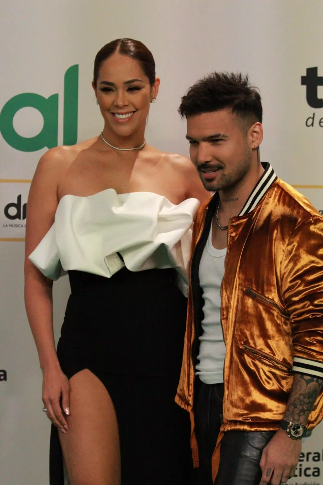 Ezio Oliva y su mujer, la presentadora peruana Karen Schwarz./ ÁLVARO OLIVER