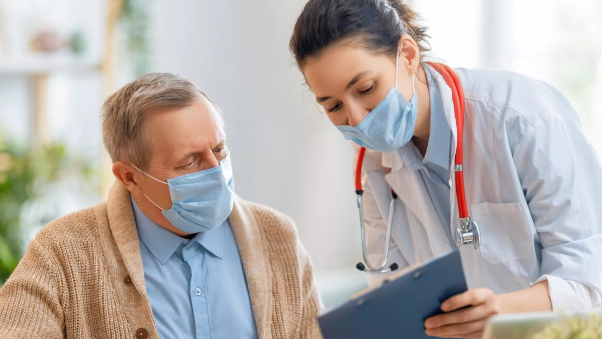 En la imagen, una doctora atiende a un paciente / EFE